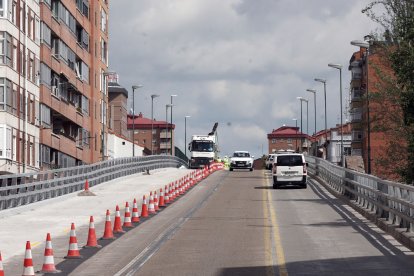 Los vehículos pasan por el Paseo de Arco Ladrillo mientras los operarios proceden a retirar los bloques de hormigón. 