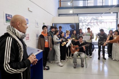 Exposición de los Celtas Cortos en el IES Delicias con motivo de su 25 aniversario
