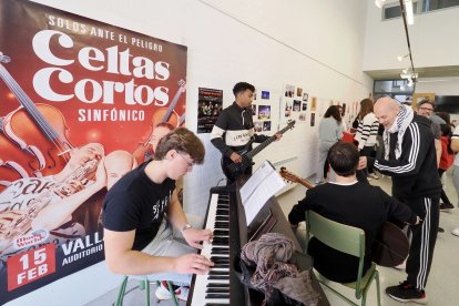 Exposición de los Celtas Cortos en el IES Delicias con motivo de su 25 aniversario