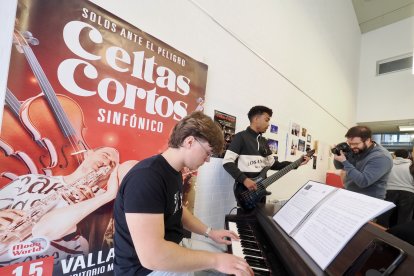 Exposición de los Celtas Cortos en el IES Delicias con motivo de su 25 aniversario