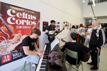 Exposición de los Celtas Cortos en el IES Delicias con motivo de su 25 aniversario