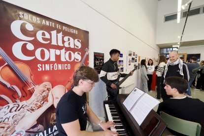 Exposición de los Celtas Cortos en el IES Delicias con motivo de su 25 aniversario
