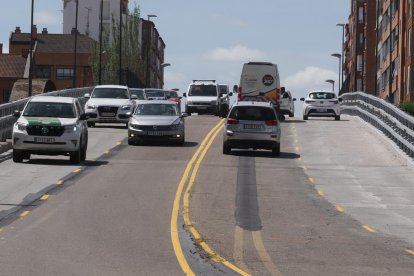Coches pasando por el viaducto de Arco de Ladrillo en Valladolid. 
