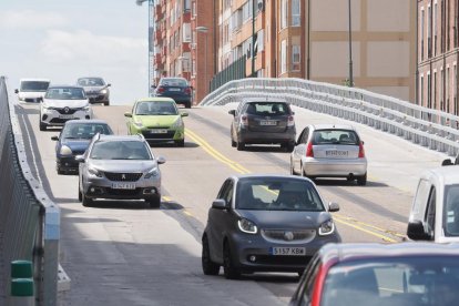 Coches pasando por el viaducto de Arco de Ladrillo en Valladolid.