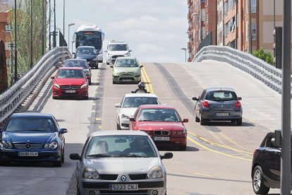 Coches pasando por el viaducto de Arco de Ladrillo en Valladolid.