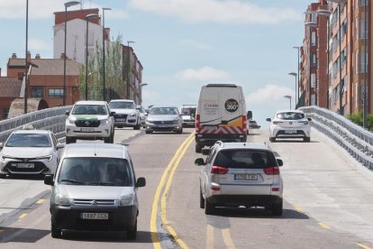 Coches pasando por el viaducto de Arco de Ladrillo en Valladolid.