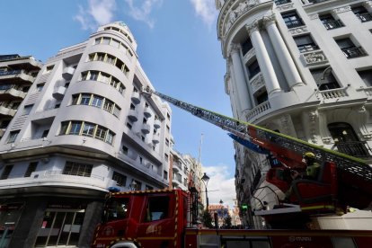 Intervención de los bomberos en el rescate de una mujer atrapada en un balcón en la calle héroes de Alcántara