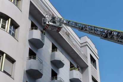 Intervención de los bomberos en el rescate de una mujer atrapada en un balcón en la calle héroes de Alcántara