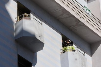 Intervención de los bomberos en el rescate de una mujer atrapada en un balcón en la calle héroes de Alcántara