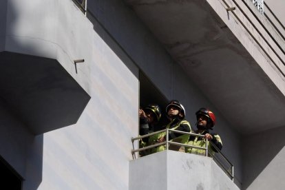 Intervención de los bomberos en el rescate de una mujer atrapada en un balcón en la calle héroes de Alcántara