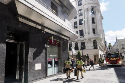Intervención de los bomberos en el rescate de una mujer atrapada en un balcón en la calle héroes de Alcántara