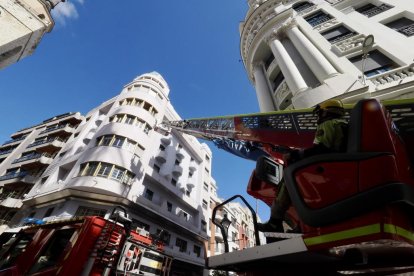 Intervención de los bomberos en el rescate de una mujer atrapada en un balcón en la calle héroes de Alcántara