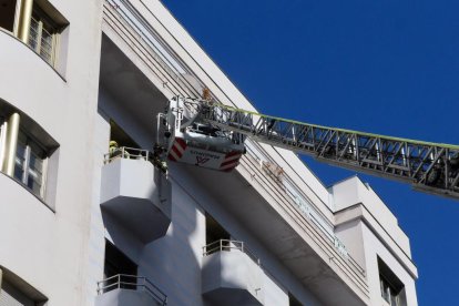 Intervención de los bomberos en el rescate de una mujer atrapada en un balcón en la calle héroes de Alcántara