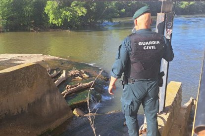 Agente de la Guardia Civil en el operativo de búsqueda junto al río.