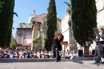 El músico Neonymus y la bailarina Amaia Elizaran en las ruinas de la Colegiata