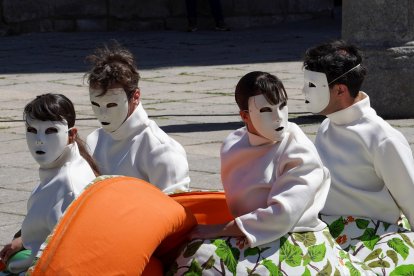 Varios miembros de la compañía de Aracaladanza en un momento de la actuación