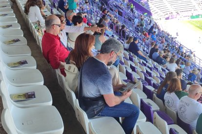 Aficionado leyendo la revista conmemorativa de la final de Copa en Zorrilla.