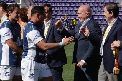 Jesús Julio Carnero saluda a los jugadores del VRAC en Zorrilla.