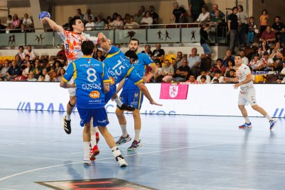 Una imagen del derbi entre Ademar y Recoletas.