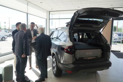 El director general de Dacia España, Laurent Sengenes, y el CEO de VASA Arroyo, José Luis López Valdivieso, durante la presentación del Dacia Bigster