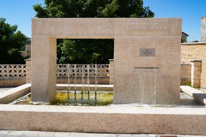 Plaza de San Antolín en Fombellida con su fuente como protagonista.