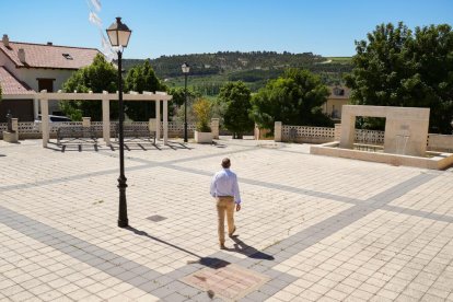 Plaza de Fombellida con la gran fuente al fondo a la derecha.