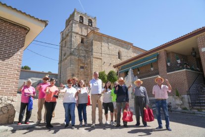 Soledad, José Luis, Rosa, Pilar, Amelia, Marimar, Víctor, Andrés, Chelo, Pedro, Leocadio y Virgilio delante de la iglesia de San Antolín.