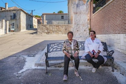 Pilar Aguado con Estrella Frutos, trabajadora social de La Diputación.