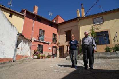María Teresa Mieres con Leocadio Beltrán salen de su casa en la plaza Mayor.