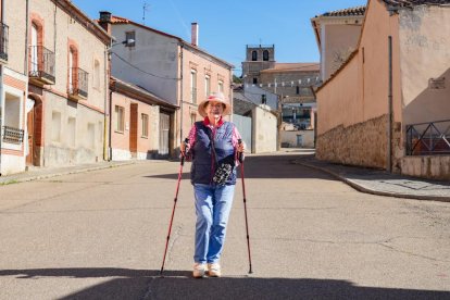 La señora Escudero vuelve de su paseo matinal.