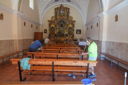 Azucena y Chelo preparan la Ermita del Santo Cristo del Amparo para la fiesta y el traslado del Cristo.