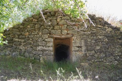 Entrada bodega abandonada de Fombellida.