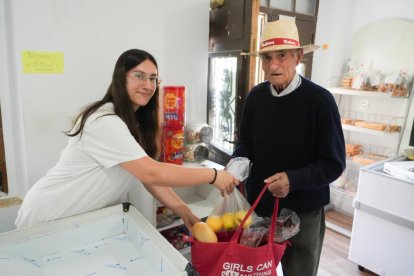 Andrea Moreno, trabajadora de la tienda de alimentación Obrador del Esgueva atiende a Pedro López.
