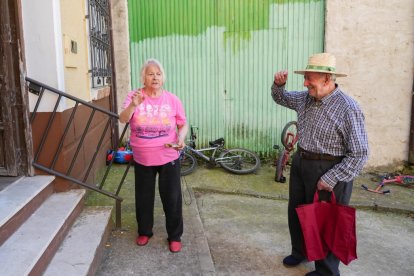 Soledad Aragón y Leocadio Beltrán espera su turno para comprar el pan.