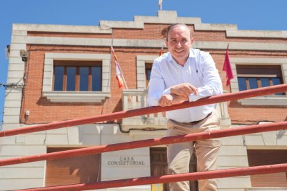 Víctor Alonso, alcalde de Fombellida, delante de el Ayuntamiento.