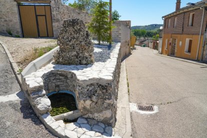 Fuente en la calle Mayor de Fombellida.