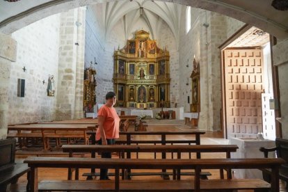 Rosa en el interior de la iglesia de San Antolín.