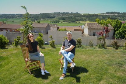 Henar Morchón y Sergio González en el jardín de su casa.