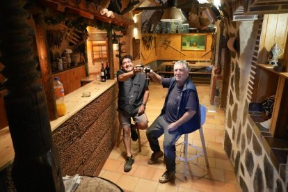 Pascual Gómez y Pedro toman un vino en la bodega de Pascual.