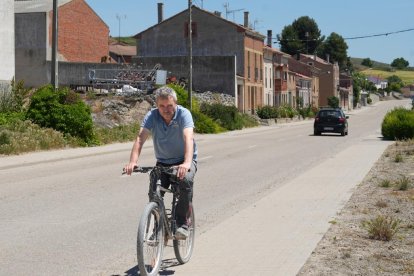 Un ciclista circula por la carretera de Tórtoles.
