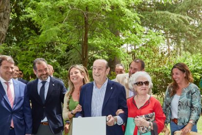 Luis Sanz Busto con su mujer Marí Luz Cid y otros acompañantes.