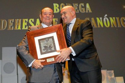 Luis Sanz recibe de Jesús Julio Carnero el premio de La Posada de El Mundo de Castilla y León 2018 a Mejor Proyecto de Valladolid.