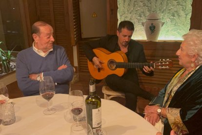 El bodeguero Luis Sanz rodeado de familia y amigos.
