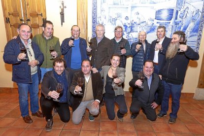 El bodeguero Luis Sanz con varios enólogos y bodegueros en una cata en Dehesa de los Canónigos en 2019.