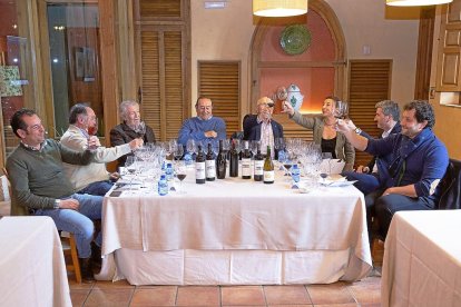 Luis Sanz con varios bodegueros y enólogos en una cata en Dehesa de los Canónigos en una imagen de 2019.