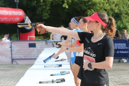 Un momento de la prueba absoluta femenina de láser-run en la modalidad de pistola.
