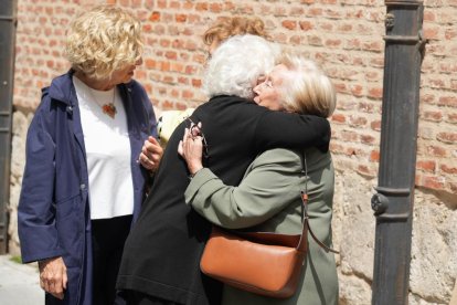 La mujer de Luis Sanz, Marí Luz Cid, en la Iglesia de Santiago Apóstol que acogió la misa funeral
