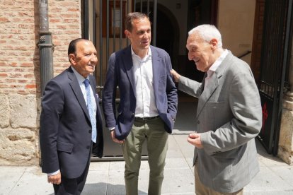 Conrado Íscar, presidente de la Diputación de Valladolid, en la misa funeral de Luis Sanz en la Iglesia de Santiago Apóstol