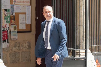 Víctor Alonso, vicepresidente de la Diputación de Valladolid, en la misa funeral de Luis Sanz en la Iglesia de Santiago Apóstol