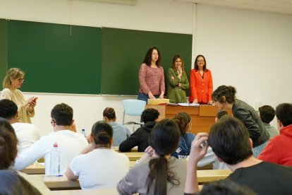 La consejera de Educación, Rocío Lucas, visita junto a la vicerrectora de Estudiantes y Empleabilidad de la Universidad de Valladolid, Cristina de la Rosa, el desarrollo de PAU.